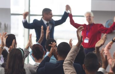 business-people-applauding-and-celebrating-83ZSFR2 (1)